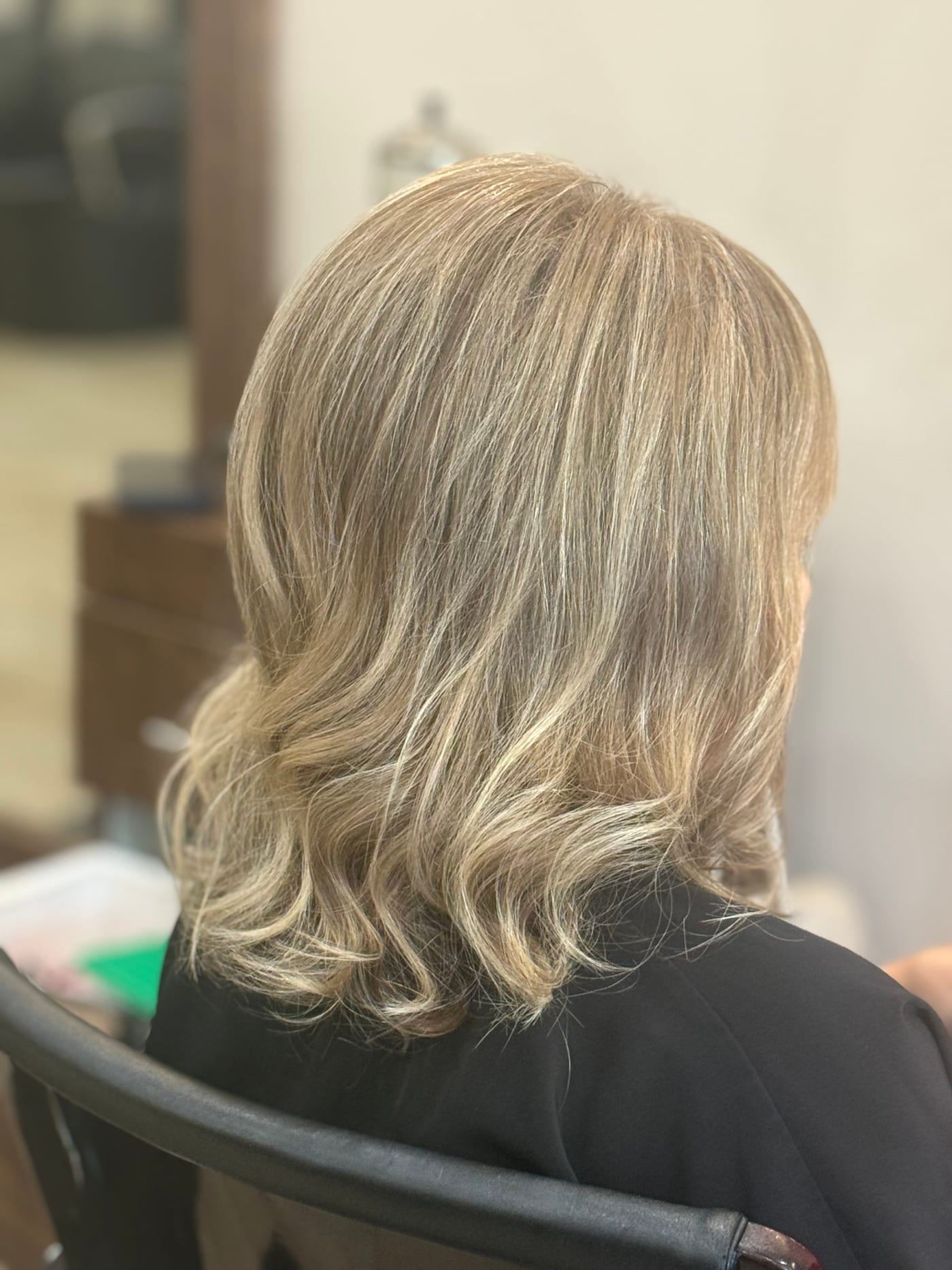 Beautiful contrast hair color and glam hairstyle
